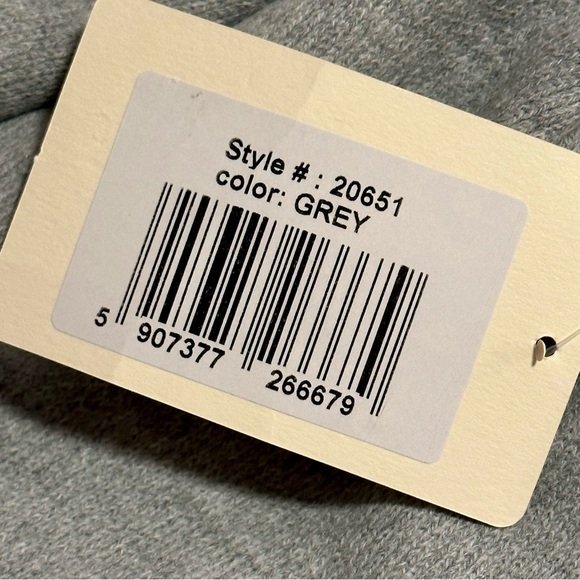 Glittering  snowflake pompom hat ❄️ ✨ - Picture 5 of 7